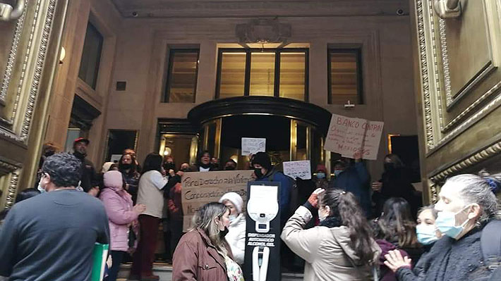 Manifestantes Irrumpen En B. Central: Protestan Por Tasas Hipotecarias ...